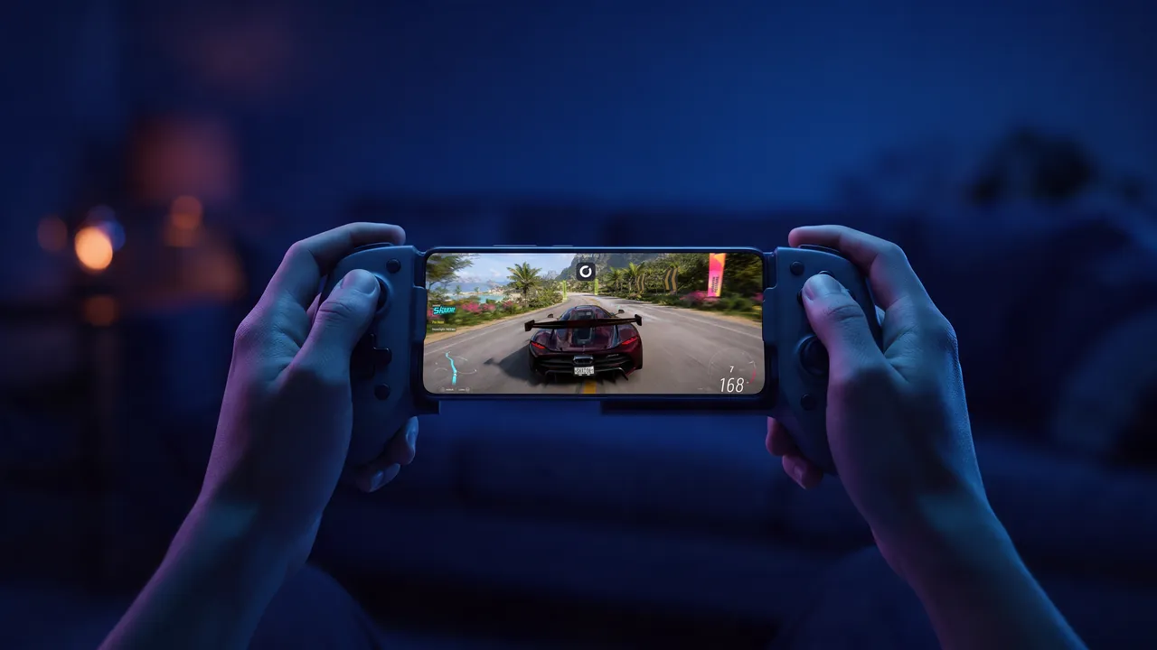 Forza Horizon 5 on a phone docked in a telescopic controller